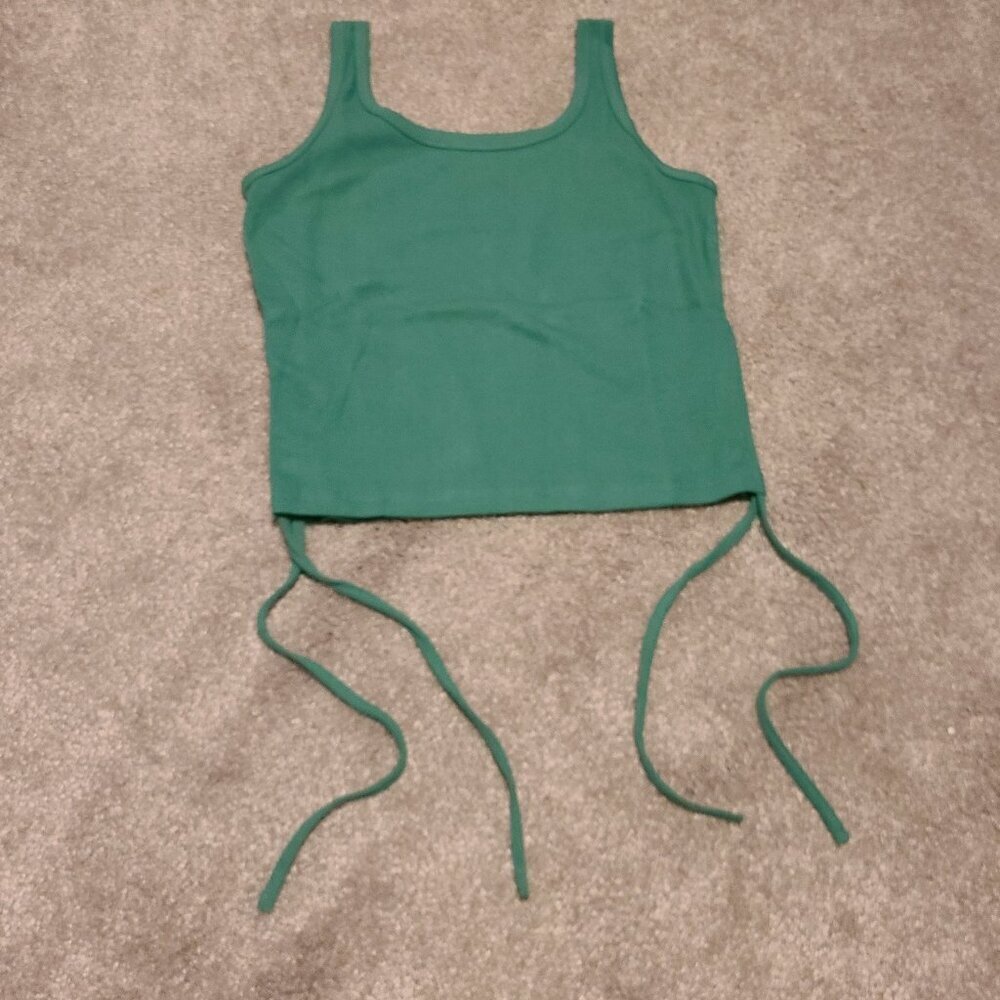 🥵 NWOT Green crop top